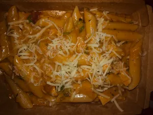 Chicken Bolognese Pasta with Garlic Bread