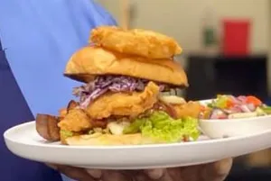 Southern fried chicken burger with chips & Salsa