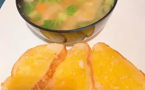 Spicy Chicken Soup With Garlic Bread